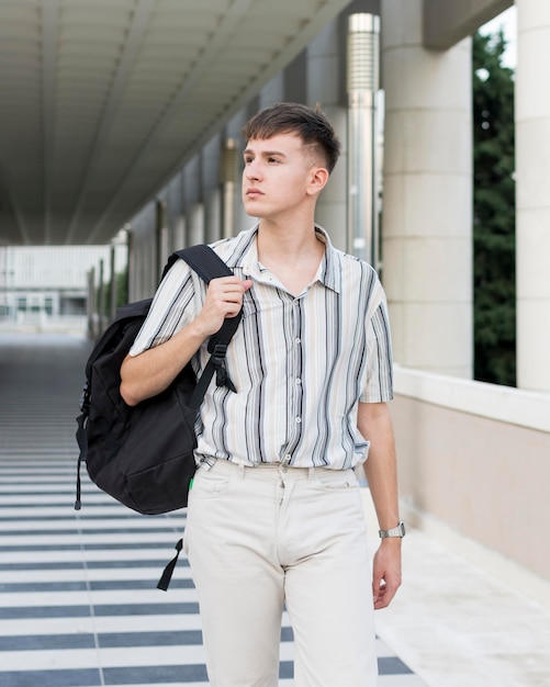 Foto gratuita vista frontal del hombre en la ciudad con mochila.