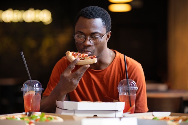 Foto gratuita vista frontal hombre comiendo pizza