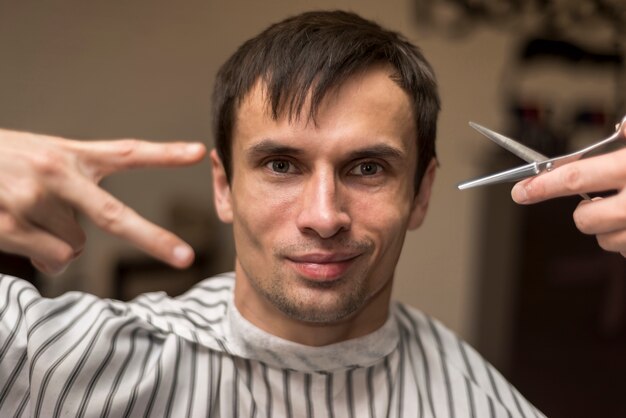 Vista frontal del hombre conseguir un corte de pelo