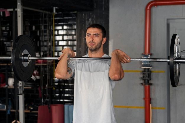 Vista frontal hombre entrenando en el gimnasio