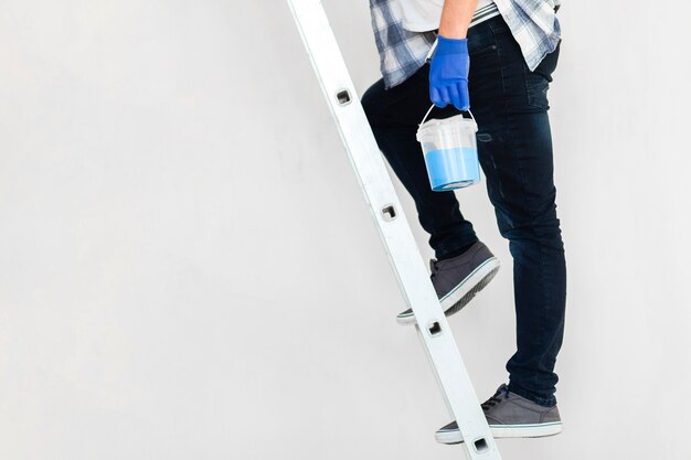 Vista frontal del hombre en las escaleras con espacio de copia