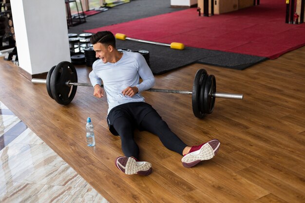 Vista frontal del hombre en el gimnasio