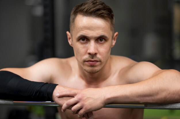 Vista frontal hombre en el gimnasio