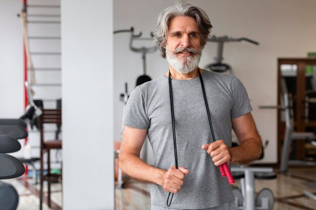 Vista frontal hombre en el gimnasio