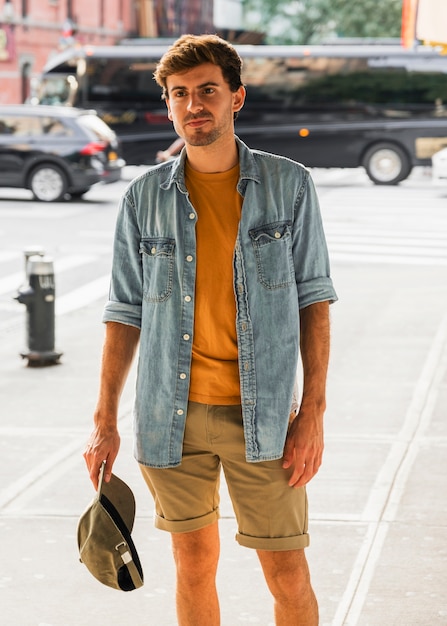 Foto gratuita vista frontal hombre con gorra en la ciudad