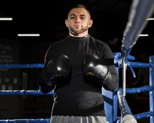 Vista frontal del hombre con guantes de boxeo