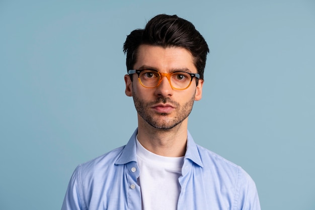 Vista frontal del hombre guapo con gafas