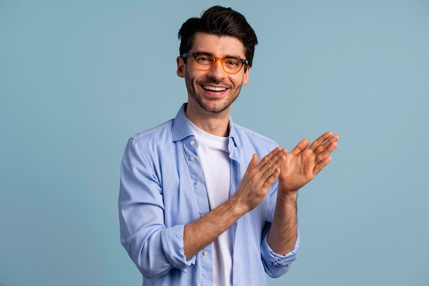 Foto gratuita vista frontal del hombre guapo sonriente con gafas