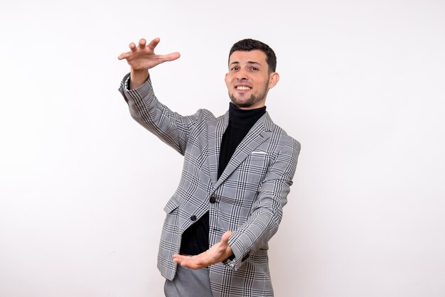 Vista frontal hombre guapo en traje mostrando el tamaño con las manos de pie sobre fondo blanco aislado