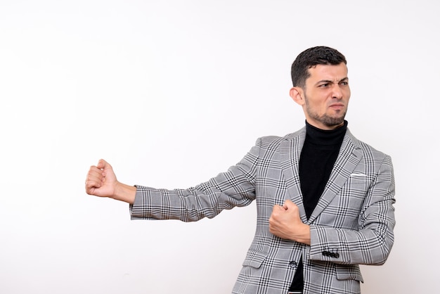 Vista frontal hombre guapo en traje de pie sobre fondo blanco aislado