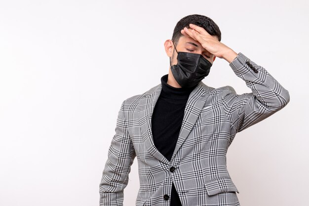 Vista frontal hombre guapo en traje sosteniendo su cabeza de pie sobre fondo blanco aislado