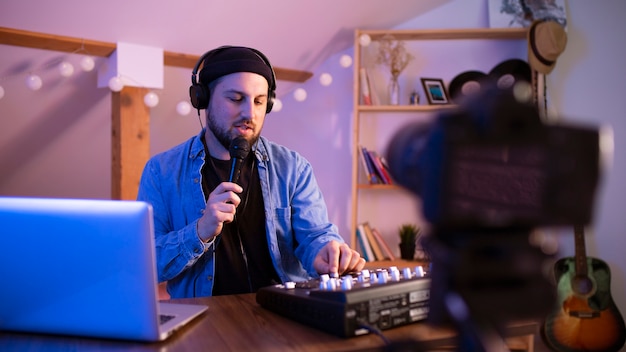 Foto gratuita vista frontal hombre haciendo música en casa