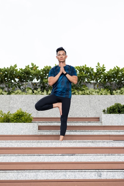 Foto gratuita vista frontal del hombre haciendo yoga