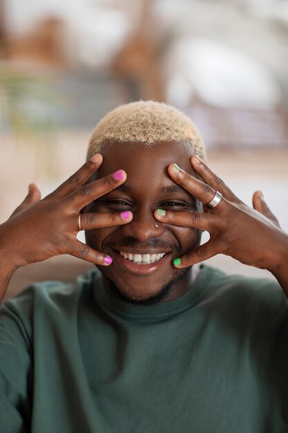 Vista frontal hombre haciéndose la manicura