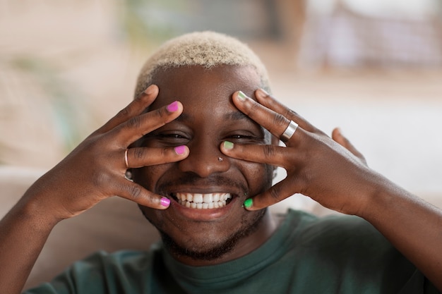 Foto gratuita vista frontal hombre haciéndose la manicura