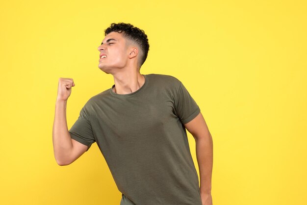 Vista frontal del hombre el hombre feliz agita su brazo