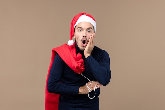 Foto gratuita vista frontal del hombre joven con expresión de asombro, vacaciones de navidad santa