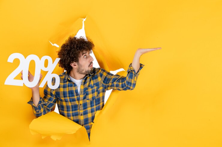 Foto gratuito vista frontal hombre joven sosteniendo la escritura sobre fondo amarillo