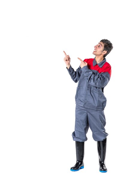 Vista frontal del hombre joven en uniforme sobre superficie blanca