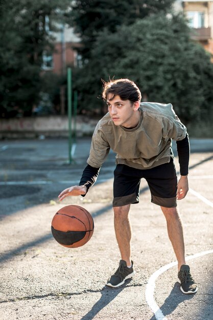 Vista frontal hombre jugando baloncesto