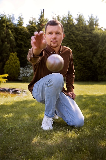 Foto gratuita vista frontal hombre jugando deporte con pelota