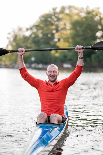 Foto gratuita vista frontal hombre en kayak con paleta