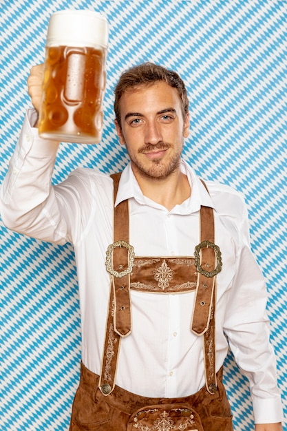 Vista frontal del hombre levantando cerveza pinta