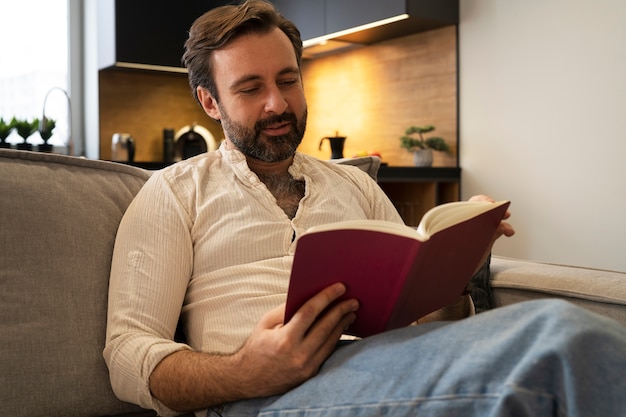 Foto gratuita vista frontal hombre leyendo en casa