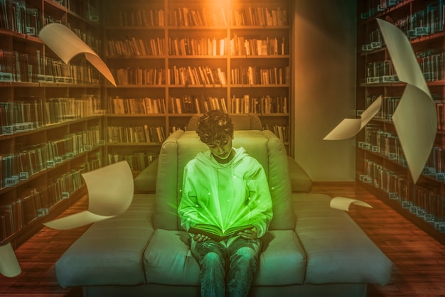 Vista frontal hombre leyendo libro