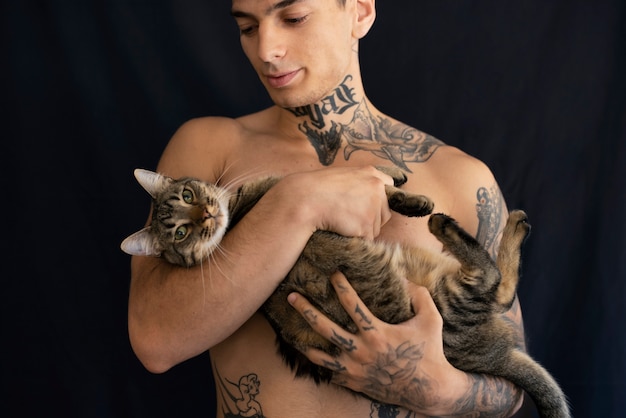Vista frontal hombre con lindo gato