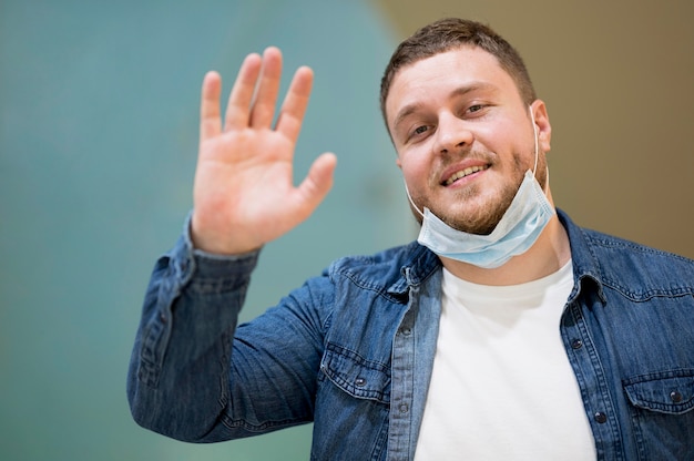 Vista frontal del hombre manteniendo la distancia social