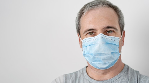 Vista frontal del hombre con máscara médica después de la vacunación