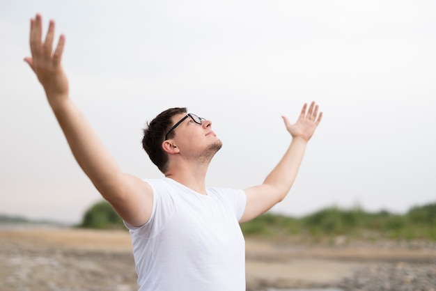 Vista frontal de un hombre mirando al cielo