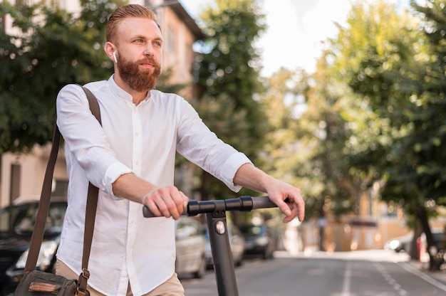 Vista frontal del hombre moderno en scooter con espacio de copia