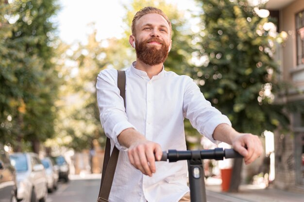 Vista frontal del hombre moderno en scooter