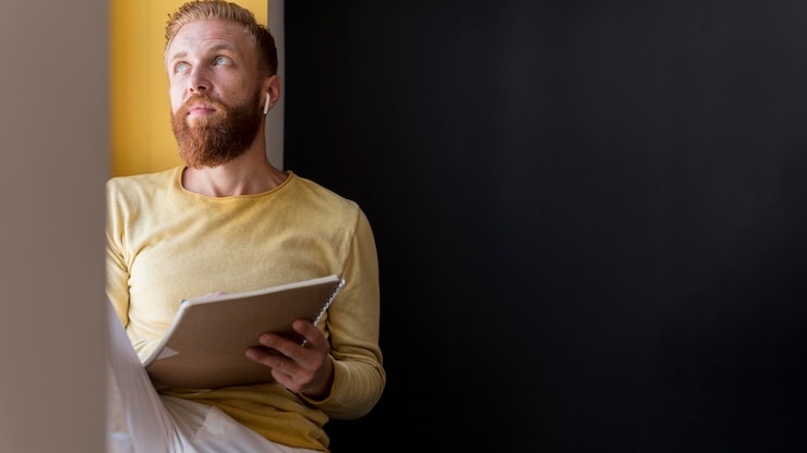 Foto gratuito vista frontal del hombre moderno sosteniendo sus notas con espacio de copia