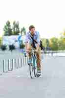 Foto gratuita vista frontal del hombre montando bicicleta al aire libre