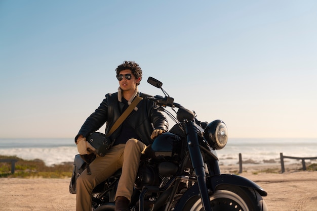 Foto gratuita vista frontal hombre montando una moto