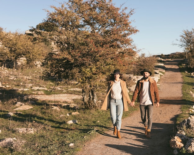 Foto gratuita vista frontal hombre y mujer caminando juntos