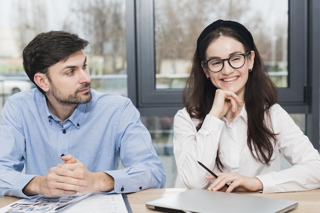 Vista frontal del hombre y la mujer que asisten a una entrevista de trabajo