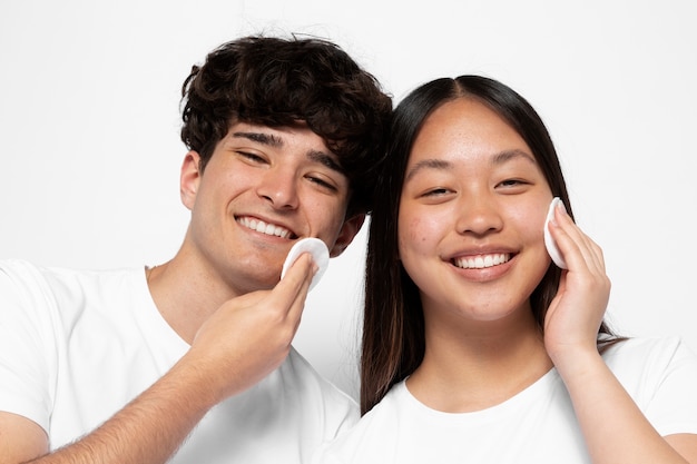 Foto gratuita vista frontal hombre y mujer usando almohadillas de algodón