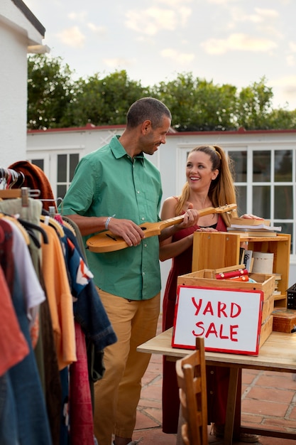 Vista frontal hombre y mujer en venta de garaje