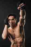 Foto gratuita vista frontal del hombre musculoso sin camisa con guantes de boxeo