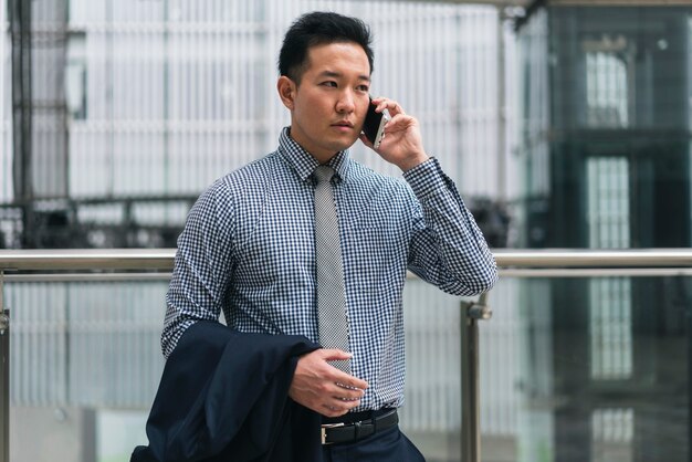 Vista frontal del hombre de negocios hablando por teléfono