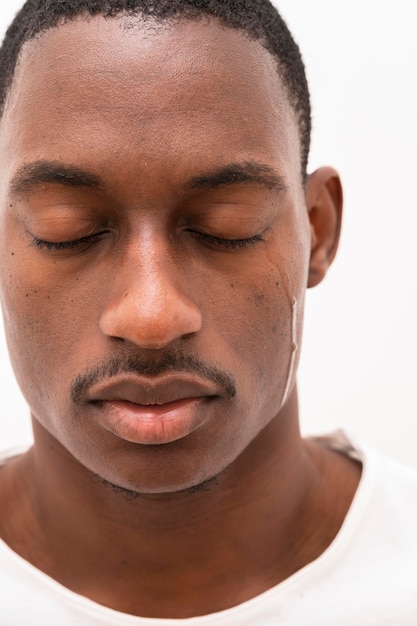 Foto gratuita vista frontal del hombre negro llorando