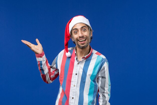 Vista frontal del hombre normal con capa roja, hombre de vacaciones de navidad de santa