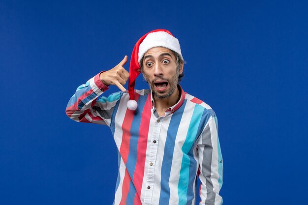 Vista frontal del hombre normal con capa roja, hombre de vacaciones de navidad de santa