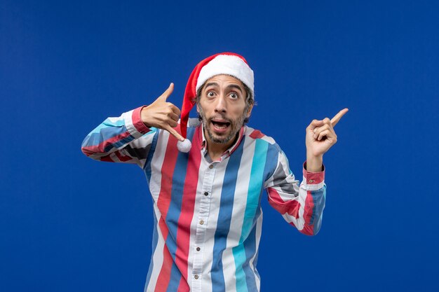 Vista frontal del hombre normal con gorra roja, hombre de vacaciones de navidad de santa