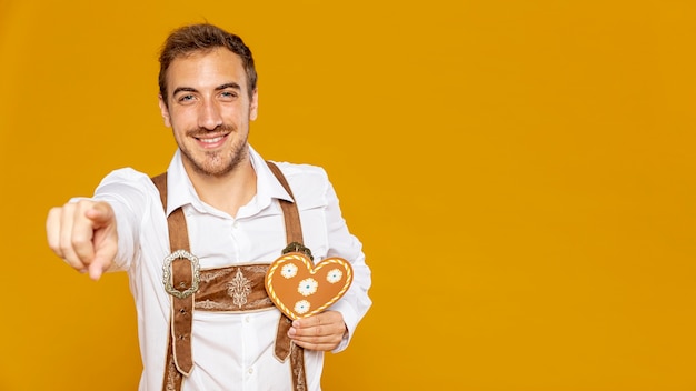 Foto gratuita vista frontal del hombre con pan de jengibre