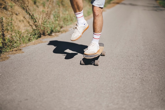 Foto gratuita vista frontal del hombre en patineta